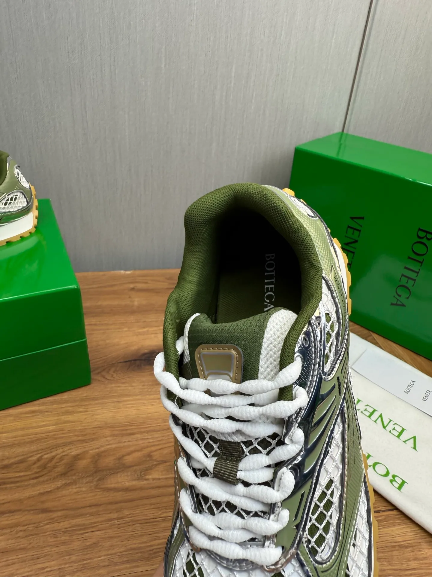 Men's men's shoes 💰620💰 BV top version 𝘽𝙊𝙏𝙏𝙀𝙂𝘼 𝙑𝙀𝙉𝙀𝙏𝘼 Orbit sneakers Wang Yibo same style couple style dad shoes 🩷💚 Runner sneakers, made of lightweight technical mesh fabric. Features a geometric patterned rubber outsole. Pay attention to the package craftsmanship ❕ High version shipping ❗️ Very nice, durable to play with and durable to make ✔️ Standard version 💯💯 The outsole is made of color-blocked TPU outsole. Women’s model 35-41 (40 41 customized) Men’s model 39-46 (45.46 customized) Equipped with original packaging